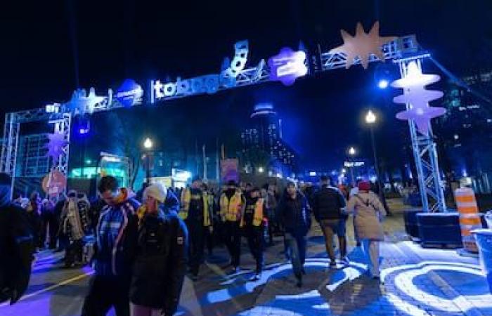 [EN IMAGES] Neujahr in Quebec: Tausende Einheimische und Touristen feiern zu den Klängen der Smiling Bottine