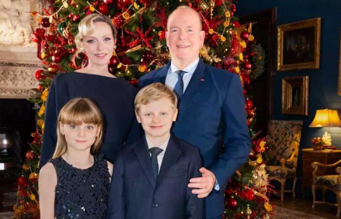 Charlene, Jacques und Gabriella von Monaco schließen gemeinsam mit Fürst Albert II. seine Neujahrsansprache 2025 ab