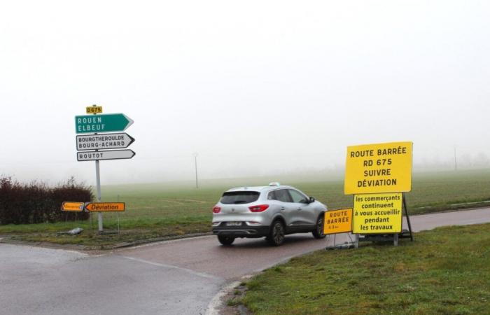 RD675 in Eure. Während sie darauf warten, dass die Lücke geschlossen wird, beißen die Händler die Zähne zusammen