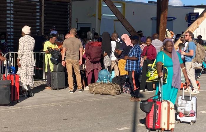 „Ich komme nach Hause“, schluchzt ein mahoresischer Reisender, die ersten kommerziellen Flüge sind in Mayotte angekommen