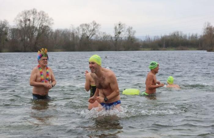 “Invigorating” or just “stupid”, bathing in water at 5°C brings together the frosty people of the Oise for the New Year