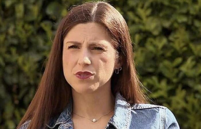 Laëtitia Provéché (Großfamilien) enthüllt anlässlich des Übergangs ins Jahr 2025 erstmals das Gesicht ihrer neuen Begleiterin