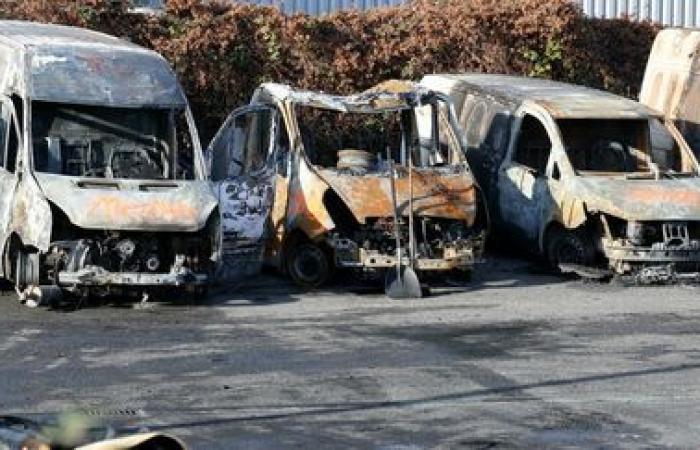 Einem Bericht des Innenministeriums zufolge wurden in Frankreich 984 Autos niedergebrannt, 420 Personen festgenommen und 310 in Polizeigewahrsam genommen