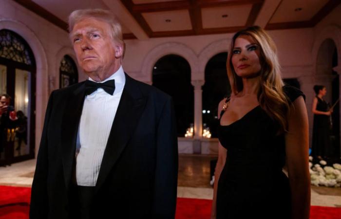 Melania Trump trägt ein drapiertes Versace-Kleid für die Silvesterparty in Mar-a-Lago