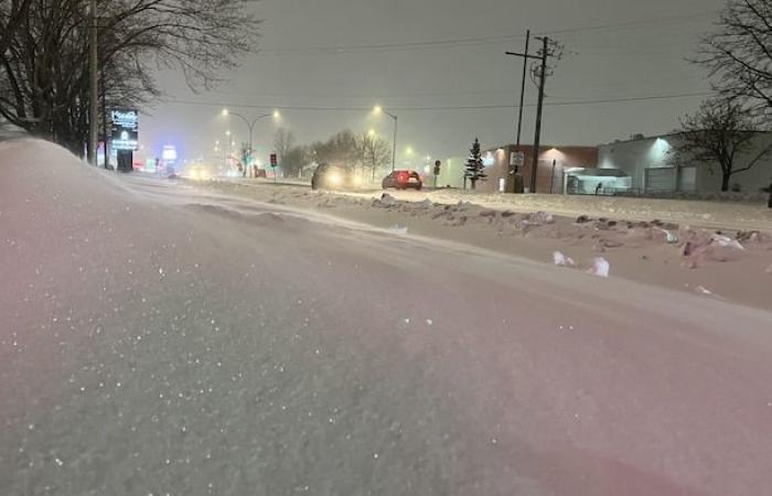 Schnee erschwert das Reisen in der Region