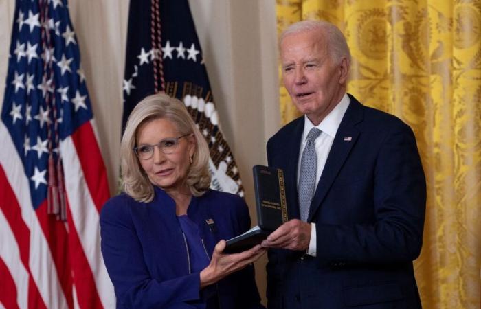 Vereinigte Staaten: Biden zeichnet Liz Cheney aus, eine scharfe Kritikerin von Trump