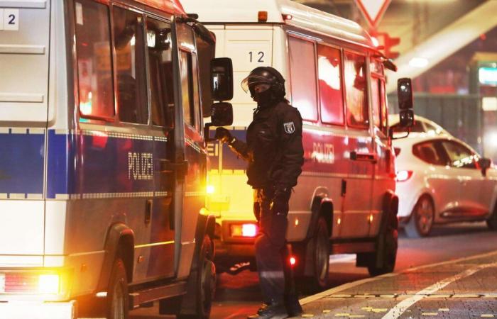 Explosion vor Polizeigebäude in Berlin… Zwei Polizisten verletzt