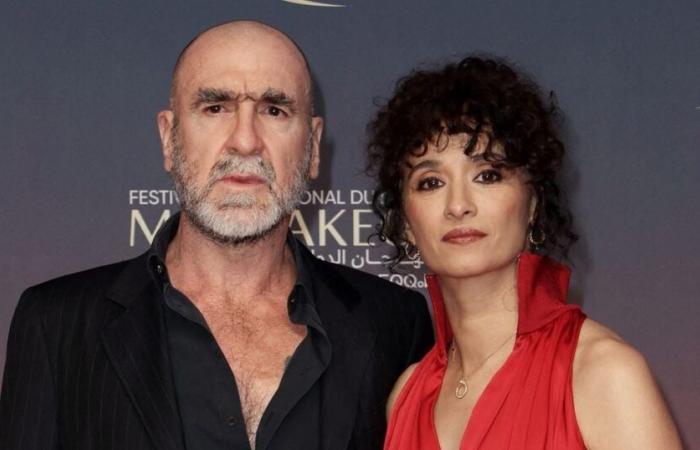 Éric Cantona und Rachida Brakni umarmen ihr Liebespaar: Sonne und weißer Sand zur Feier des neuen Jahres