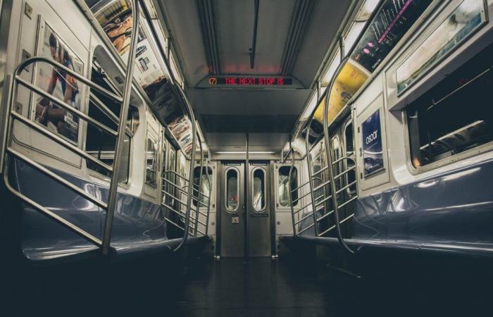 Er entkam auf wundersame Weise dem Tod, nachdem er unter einer U-Bahn hindurchgestoßen wurde