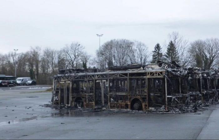 Wasserstoffbusse fangen auf einem Parkplatz Feuer