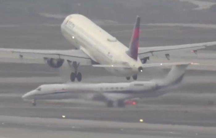 „Stop, stop, stop“: Ein Unfall zwischen zwei Flugzeugen am Flughafen von Los Angeles konnte nur knapp vermieden werden