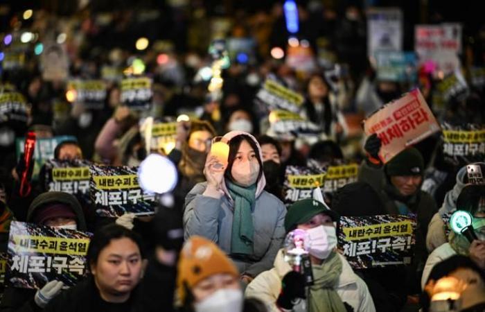 In Seoul kommt es vor seinem offiziellen Wohnsitz, wo er Zuflucht gesucht hat, zu Zusammenstößen zwischen Pro- und Anti-Yoon-Demonstranten