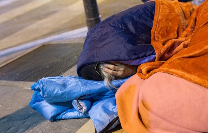 Der aus der Nachbarschaft bekannte Obdachlose wird tot am Fuße der Kathedrale aufgefunden