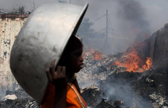 In Accra verwüstet ein Großbrand Ghanas wichtigsten Second-Hand-Kleidungsmarkt