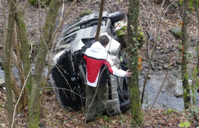 Haute-Loire. In Vals-près-le-Puy stürzt ein Auto 10 Meter tief in einen Bach