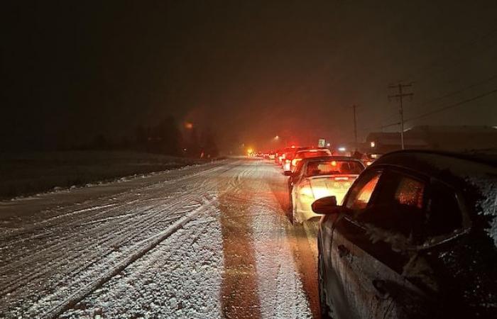 Schnee erschwert das Reisen in der Region