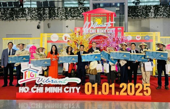 Ho-Chi-Minh-Stadt begrüßt die ersten internationalen Touristen des Jahres 2025