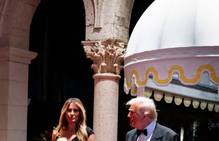 Melania Trump trägt ein drapiertes Versace-Kleid für die Silvesterparty in Mar-a-Lago