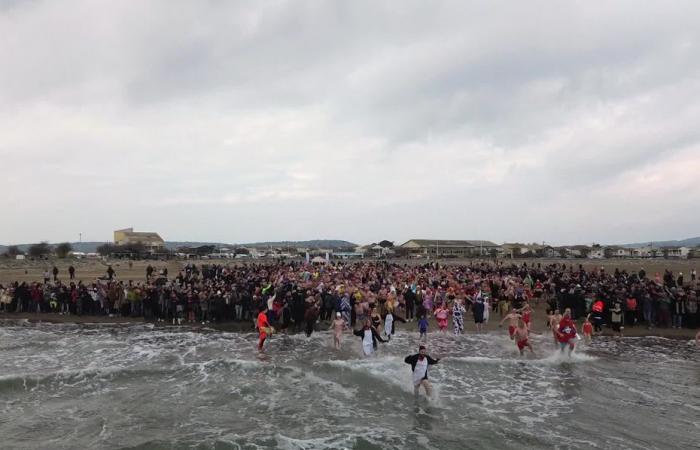 700 verkleidete Menschen werfen sich in Gruissan ins Wasser