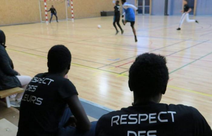 In Corbeil-Essonnes degeneriert das „Für den Frieden“-Fußballturnier, ein junger Mann schlägt mit einem Baseballschläger zu