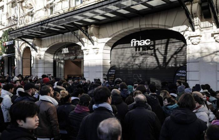 Hier sind die beeindruckenden Bilder der Tausenden von Menschen, die versuchen, am Fnac-Räumungsverkauf auf den Champs-Elysées in Paris teilzunehmen