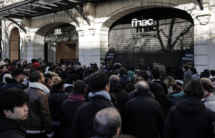 Fnac auf den Champs-Élysées schließt seine Türen angesichts des großen Andrangs während seiner Aktienauflösung