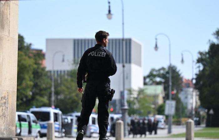 Explosion eines „unidentifizierten Gegenstandes“ vor einem Polizeigebäude in Berlin, zwei Beamte verletzt