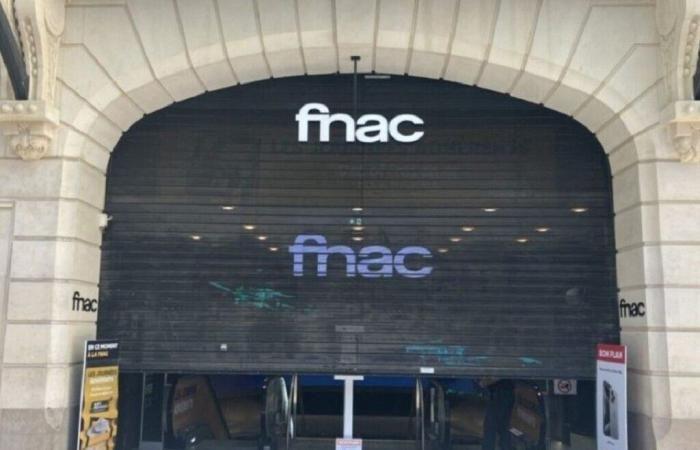 Menschenmenge beim Fnac-Räumungsverkauf auf den Champs-Élysées