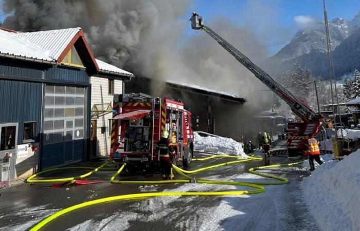 Château-d’Oex: Ein Gebäude fängt Feuer, zwei leichte Verletzte