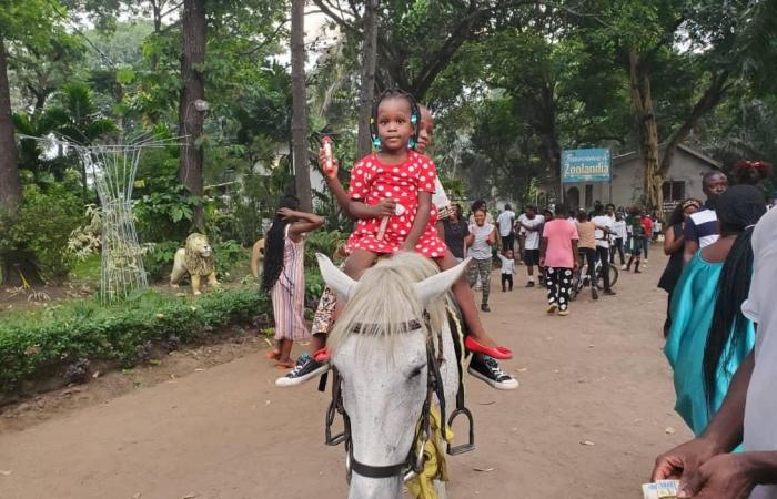 Eine echte „Touristenfalle“ in Brazzaville, die Kinder haben viel Spaß!