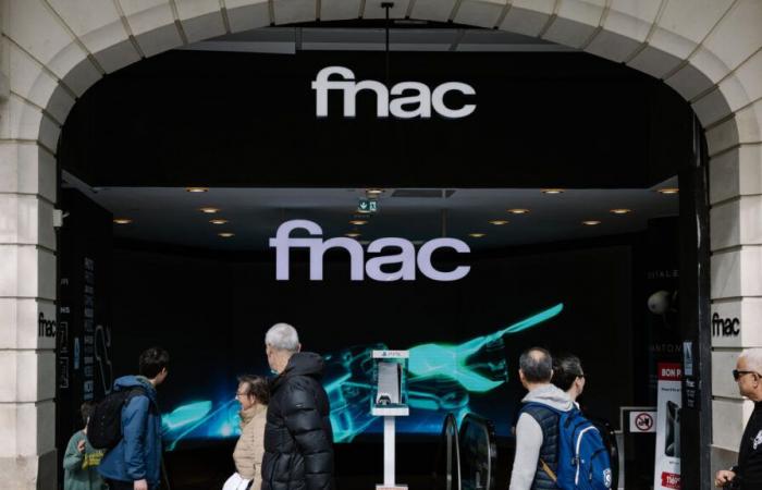 Paris: Lange Schlange und Menschenmassen vor dem Fnac auf den Champs-Élysées, der Verkauf ist bis Montag geschlossen