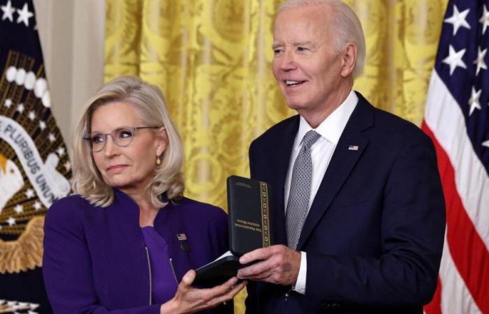 Donald Trump sieht sich mit einer neuen Brüskierung durch Joe Biden konfrontiert, die Liz Cheney, eine erbitterte Kritikerin des Republikaners, ehrt