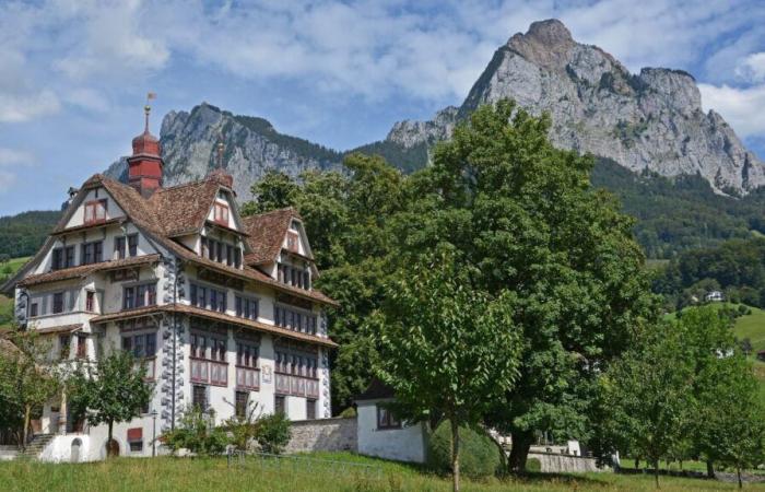 Diese luxuriöse Villa am Rande des Genfersees, in der er mit seiner Frau als Einsiedler lebt