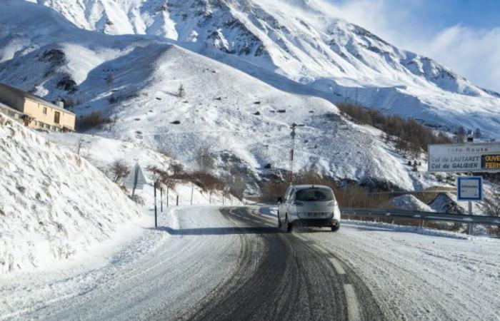 Südalpen. Überqueren von Straßen und Schneefall: Seien Sie vorsichtig auf den Straßen