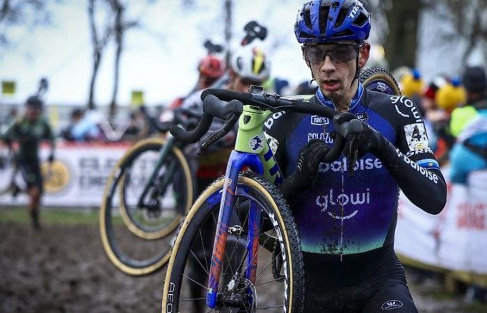 Dieser Radfahrer hat sich die Schulter ausgerenkt und sie wieder in die richtige Position gebracht … während des Rennens!