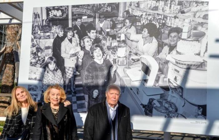 60 Jahre später erkennen sich Menschen aus Nizza auf einem Foto des berühmten Charles Bébert wieder, das an der Promenade des Anglais ausgestellt ist