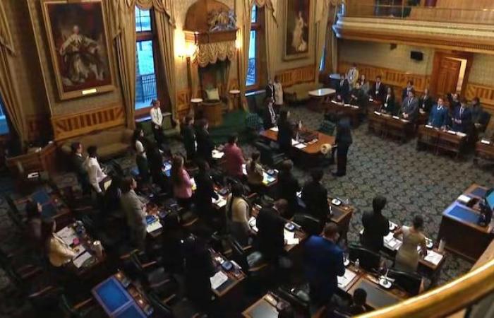 Junge Menschen kreuzen beim 10. Jugendparlament in Acadia die Schwerter