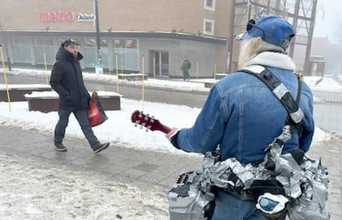 Der aus Montreal reisende Jimi Hendrix hofft, dem Tod ein weiteres Jahr lang mit seiner Gitarre zu entkommen und endlich seinen Traum zu verwirklichen, seine Kompositionen im Jahr 2025 im Studio aufzunehmen