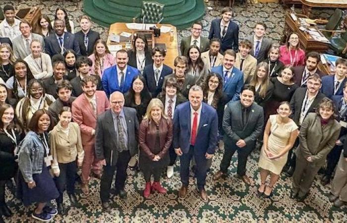 Junge Menschen kreuzen beim 10. Jugendparlament in Acadia die Schwerter