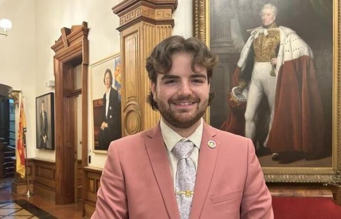 Junge Menschen kreuzen beim 10. Jugendparlament in Acadia die Schwerter