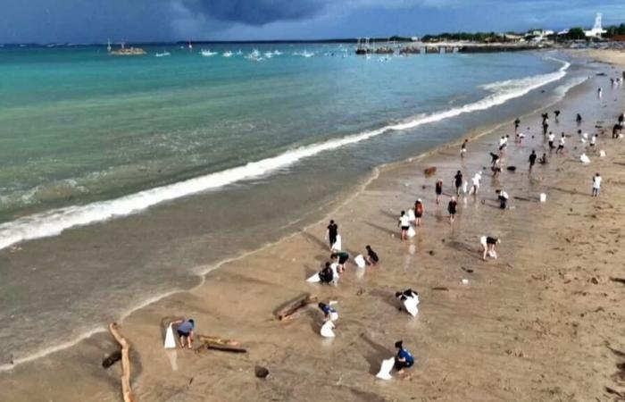 Freiwillige säubern Balis Kedonganan-Strand von der durch den Monsun verursachten Plastikverschmutzung