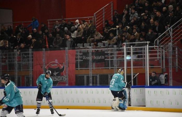 Erleben Sie noch einmal das Eishockeyspiel zwischen Neuilly-sur-Marne und Dünkirchen, das auf der Eisbahn von Dreux ausgetragen wurde