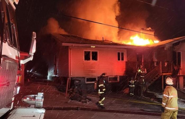 Zehn Menschen auf der Straße nach einem Brand in einem Wohnhaus in Edmundston