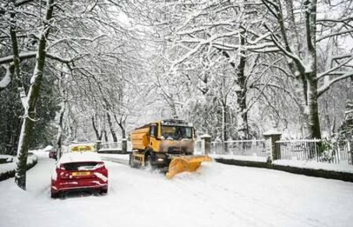 IN BILDERN | Störung an Flughäfen aufgrund starken Schneefalls in England