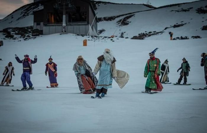 Die Heiligen Drei Könige kommen auf Skiern in die Sierra Nevada mit dem Wunsch, eine gute Schicht Neuschnee zu erhalten