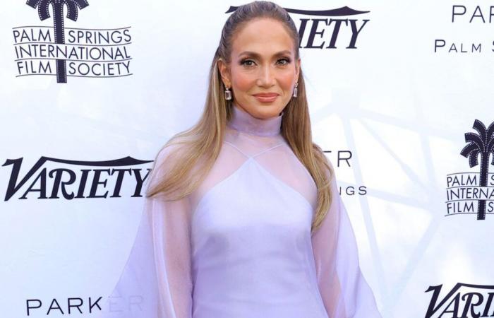 Jennifer Lopez glänzt im lila Kleid beim Palm Springs Film Festival 2025