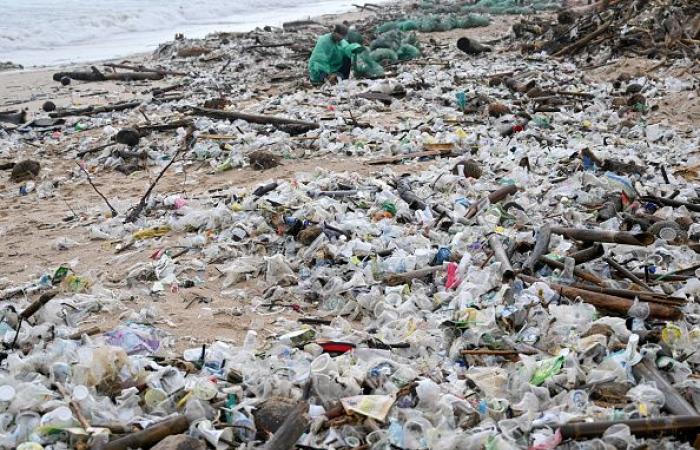 Große Säuberungsaktion an Stränden, die von einer der „schlimmsten“ Plastikmüllstrandungen heimgesucht wurden