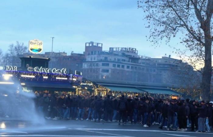 Roma-Latium, Rauchbomben und Böller vor dem Olympiastadion: Die Polizei stoppt die Fans mit Wasserwerfern – Video