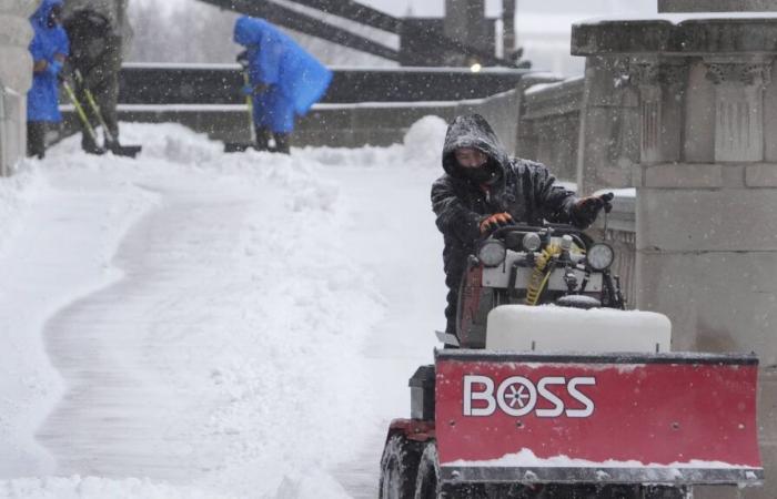 Die zentralen Vereinigten Staaten wurden von einem schweren Wintersturm heimgesucht, mehr als 60 Millionen Menschen waren betroffen