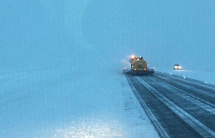 Schneefall stört den Flughafenbetrieb im Vereinigten Königreich